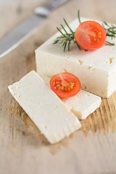 Feta fica em uma tábua de madeira — Fotografia de Stock