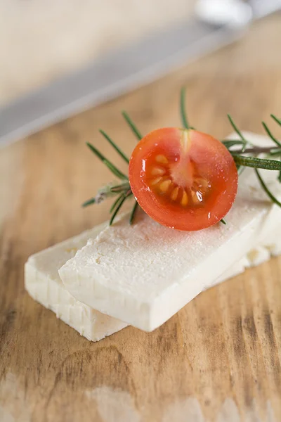 Feta ligt op een houten bord — Stockfoto