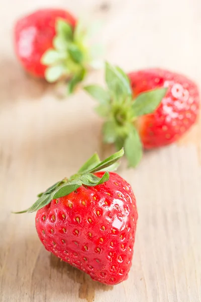 Las fresas frescas yacen sobre una tabla —  Fotos de Stock