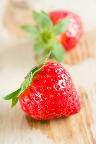 Las fresas frescas yacen sobre una tabla —  Fotos de Stock