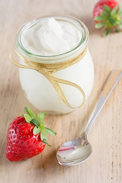 Yogur en un vaso —  Fotos de Stock