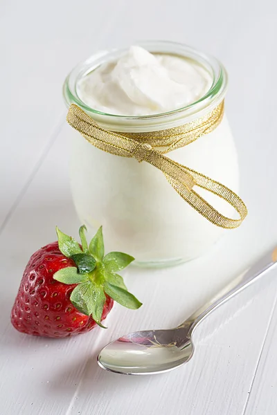 Yogur en un vaso —  Fotos de Stock