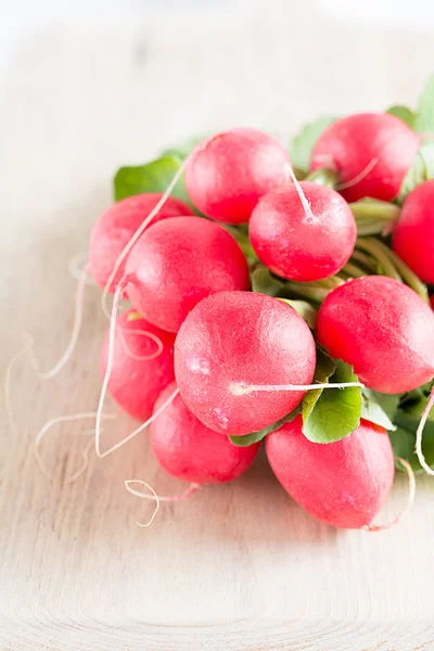 Een bundel radijs ligt op een bord — Stockfoto