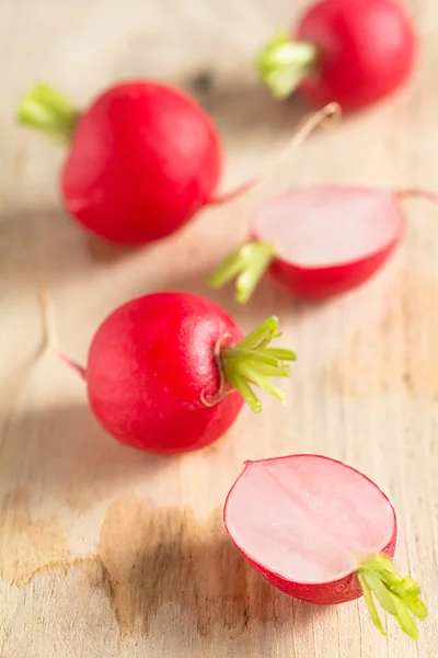 Fresh Radijs op een bord — Stockfoto