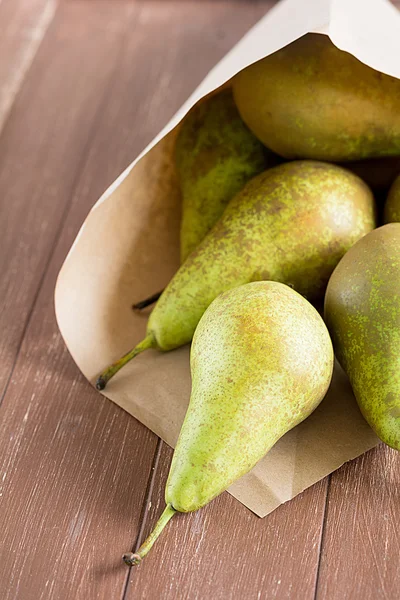 Peren vallen uit een zak groente — Stockfoto