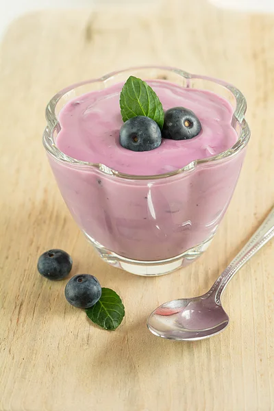 Iogurte com blueberrys em uma tigela — Fotografia de Stock