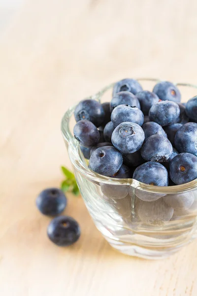 玻璃碗里的新鲜蓝莓 — 图库照片