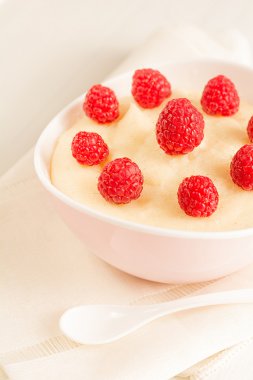 Taze ahududu ile irmik pudingi