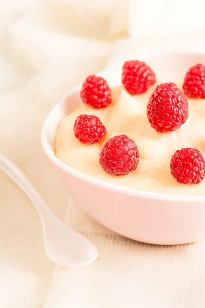 Semolina pudding with fresh raspberries — Stock Photo, Image