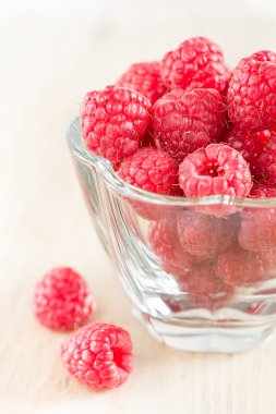 Cam bir kasede ahududu