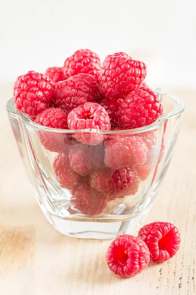 Raspberries in a glass bowl — Stock Photo, Image