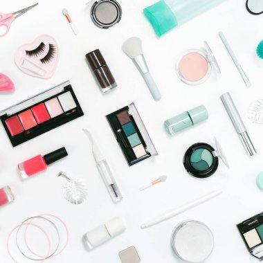 Beyaz arka planda kadın makyajı, pembe palet aksesuarları ve tırnak cilası manikür aletleri. Fotokopi alanı, güzellik ve kozmetik blog yazıcı kavramına sahip düz bir şablon