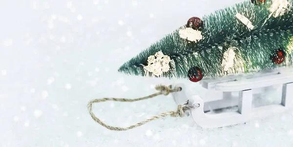 Weihnachtsbaum Mit Spielzeug Auf Einem Schlitten Schnee Frohe Weihnachten Oder — Stockfoto