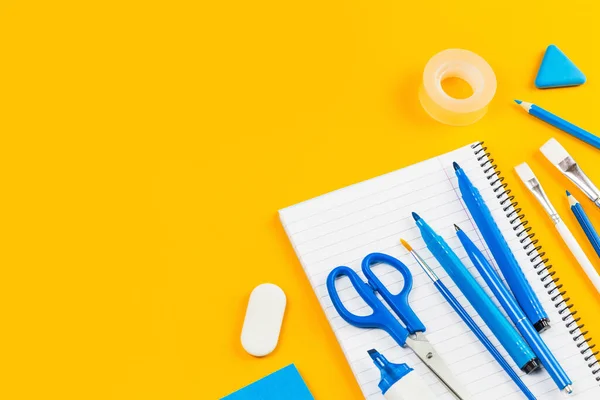 分门别类的办公室和学校白色和蓝色文具明亮的黄色背景 为回到学校或教育和手工艺的概念而有组织地编织 有选择的重点 — 图库照片