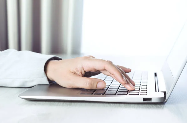 灰色桌子上的薄银色笔记本电脑的侧面视图 女性的手使用笔记本电脑键盘 复制空间 在家购物或银行业务 远程办公 — 图库照片