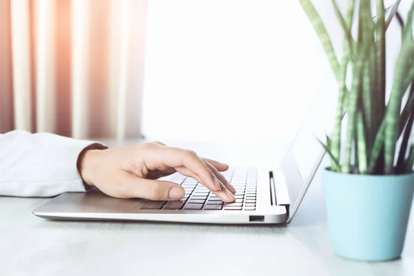 Zijaanzicht Van Slanke Zilveren Laptop Een Grijs Bureau Vrouwelijke Hand — Stockfoto