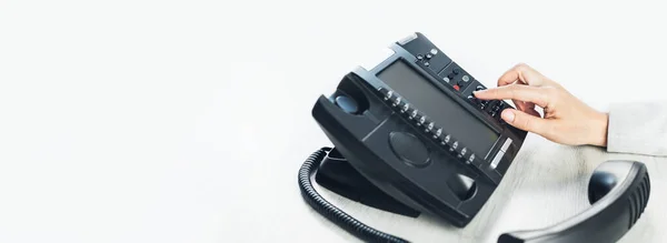 Negócios Comunicações Usando Telefone Voip Escritório Close Mão Com Receptor — Fotografia de Stock