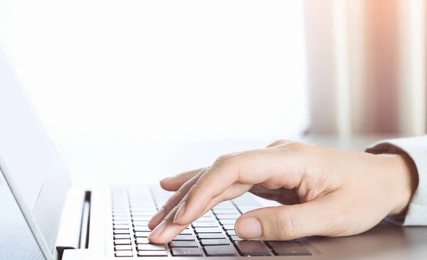 Zijaanzicht Van Slanke Zilveren Laptop Een Grijs Bureau Vrouwelijke Hand — Stockfoto