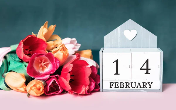 14 lutego kalendarz z kartką z życzeniami kwiatów tulipanów — Zdjęcie stockowe