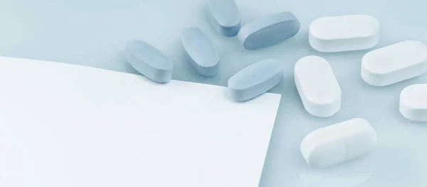 Bandiera Medica Molte Compresse Pillole Capsule Bianche Blu Sul Tavolo — Foto Stock