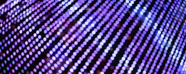 Doğal bokeh dokusuna sahip renkli bir arka plan ve sönmüş parlak ışık deseni. Mavi ve pembe menekşe arkaplan, yanıp sönen ışıklar. Bayramlık çok renkli leylak kaplama renk pankartı