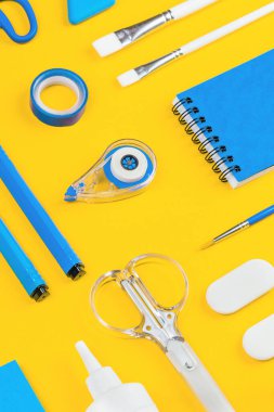 Muhtelif ofis ve okul sarı üzerine beyaz ve mavi kırtasiye