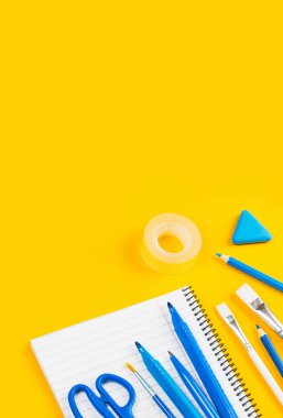 Muhtelif ofis ve okul sarı üzerine beyaz ve mavi kırtasiye