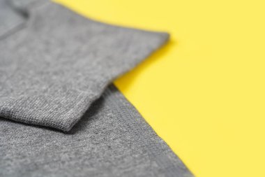 Sarı 2021 renk eğiliminde gri örgü kumaş dokusu