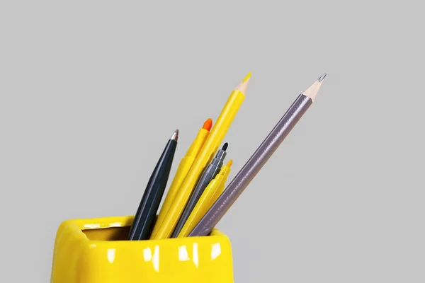 Moda renkleri sarı ve gri. Kalemler ve kalemler — Stok fotoğraf