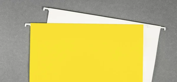 Bílé Žluté Visící Spisy Ležely Šedém Pozadí Nápis Kopírovacím Prostorem — Stock fotografie
