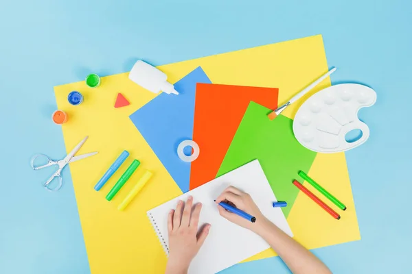 Papel de color, pintura y papelería escolar y dibujo de manos — Foto de Stock