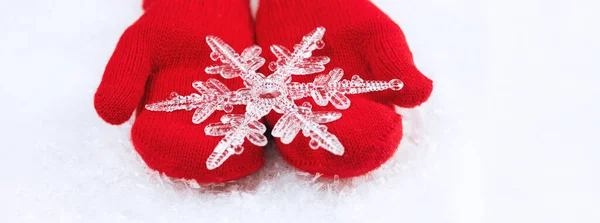红色针织手套上的圣诞雪花 — 图库照片