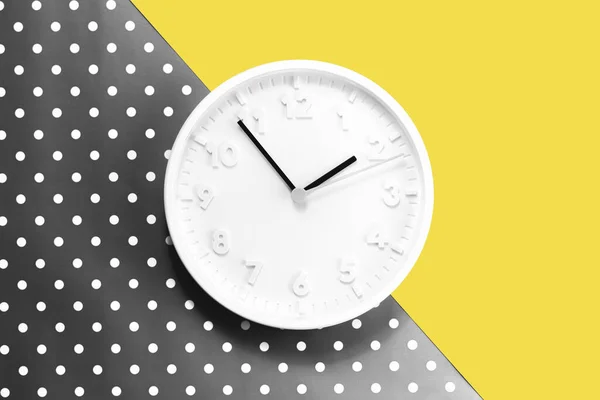 Простий настінний годинник у центрі на сірому жовтому банері — стокове фото