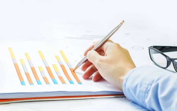 Ekonomi Och Affärsidé Hand Pekar Statistik Diagram Räknare Finansiella Diagram — Stockfoto