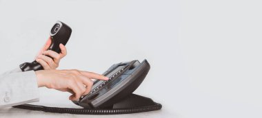 İş ve iletişim. Ofiste sesli telefon kullanarak, alıcıyla el sıkışın. Konferans çağrısı, bizimle ya da yardım hattıyla irtibata geçin. IP telefonu, tele pazarlama. Yardım masası ya da çağrı merkezi. Boşluğu kopyala