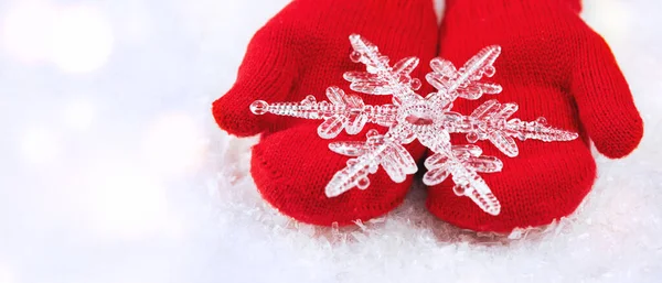 Eine Kristallene Schneeflocke Auf Roten Strickhandschuhen Frohe Weihnachten Und Ein — Stockfoto
