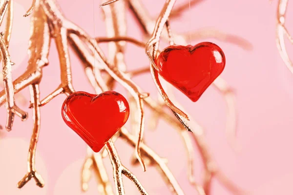 Два Серця Червоного Скла Золотих Гілках Прекрасним Світлом Кохання Побачення — стокове фото