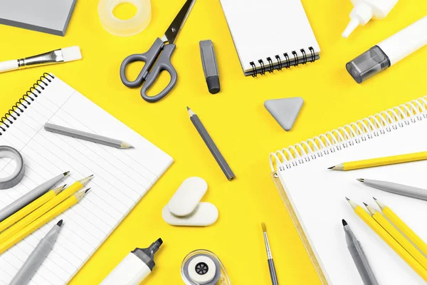 将灰色办公室和学校文具办公用品分类放在黄色桌子上 选择性聚焦横幅 教育工艺艺术或返回学校 笔记本 明亮和明亮的复制空间灰色单色 — 图库照片
