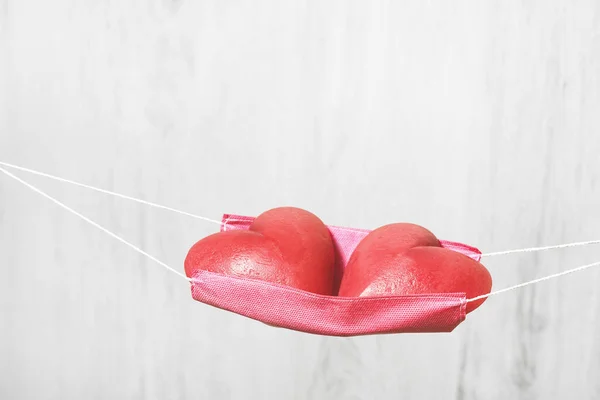 Dois Corações Vermelhos Uma Rede Máscara Cara Fique Seguro Casa — Fotografia de Stock