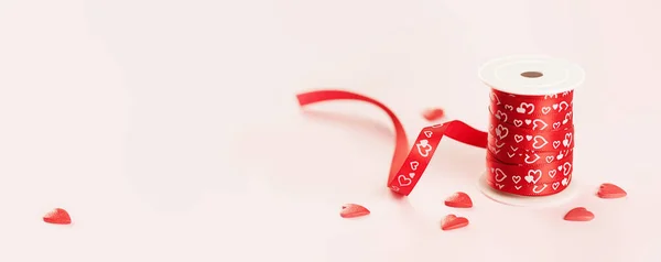 Червона Стрічка Спринклерними Серцями Святого Валентина Лютого Мінімальний Прапор Копіювальним — стокове фото