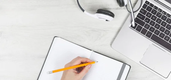 Laptop Teclado Auriculares Escritorio Madera Gris Mano Con Lápiz Cuaderno — Foto de Stock