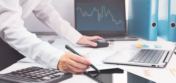Tőzsdei Kereskedelem Forex Pénzügyi Koncepció Laptop Grafikonokkal Asztalon Másolási Hellyel — Stock Fotó