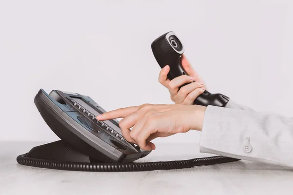 ビジネスとコミュニケーションです オフィスのVoip電話を使用して 受信機と手を閉じる 会議コール お問い合わせまたはホットライン Ip電話 テレマーケティング ヘルプデスクまたはコールセンター — ストック写真