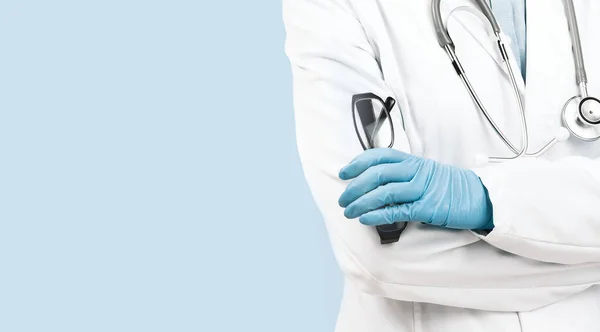 Gri arka planda çapraz elleri olan kadın doktor. Bardak tutuyor. Gayri resmi yüz yok. Tıbbi afiş. Uzayı kopyala Kitap randevusu ya da kontrol saati hatırlatıcısı. Doktor tavsiyesi