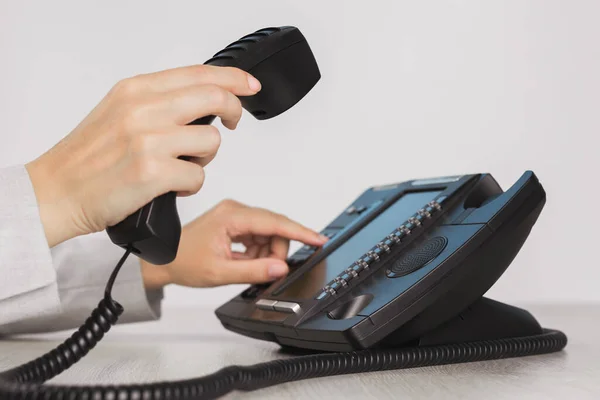 Negócios Comunicações Usando Telefone Voip Escritório Close Mão Com Receptor — Fotografia de Stock