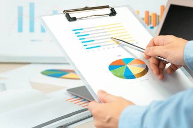 Finans ve iş konsepti. İstatistik tablosuna el işareti. Hesap makinesi masadaki mali grafiklerde. Dişi küçük işletmeler. Muhasebe bütçe kredisi ya da piyasa analizi. İş büyümesi