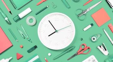 Pastel modaya uygun arka planda çeşitli ofis ve okul beyaz turuncu ve yeşil kırtasiye malzemeleri. Beyaz saat. Okula dönmek ya da eğitim ve zanaat konsepti için yatıyordu. Pankart