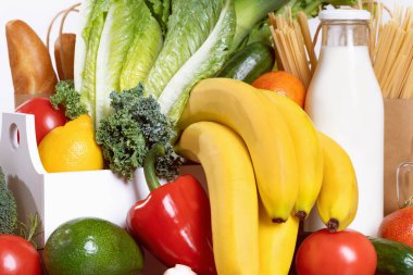 Market teslimatı. Taze meyve ve sebzeli kutu parlak yeşil ürün. Çevre dostu sorumlu yaşam tarzı ve alışveriş. Sağlıklı beslenme, sıfır atık konsepti. Uzayı kopyala Bağış.