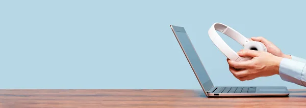 Tampilan Samping Laptop Tipis Dan Tangan Dengan Headphone Nirkabel Meja — Stok Foto
