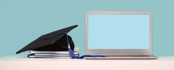 Cap Graduação Cadernos Perto Laptop Mestrado Bacharelado Escrita Tese Mestrado — Fotografia de Stock